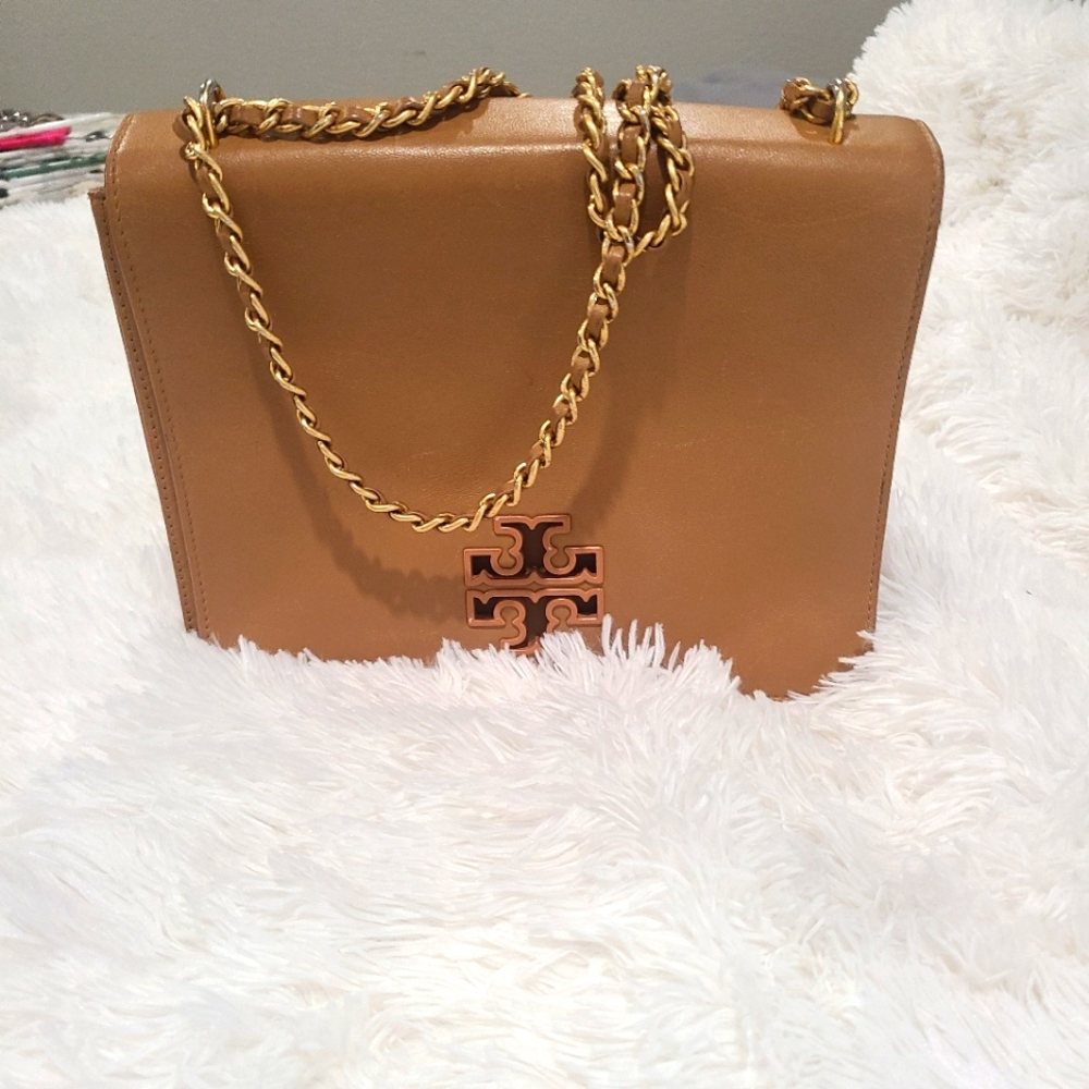 Tory Burch Britten Large Adjustable Shoulder Bag in Bark Leather, Logo